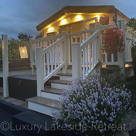 Lakeside Retreat With Hot Tub & Fishing Peg At Tattershall Lakes Country Park Hotel Exterior foto