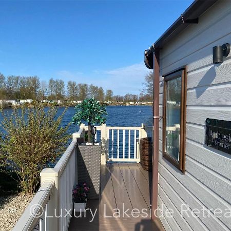 Lakeside Retreat With Hot Tub & Fishing Peg At Tattershall Lakes Country Park Hotel Exterior foto