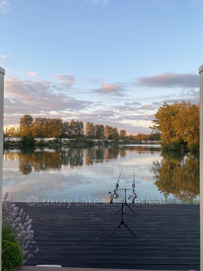 Lakeside Retreat With Hot Tub & Fishing Peg At Tattershall Lakes Country Park Hotel Exterior foto