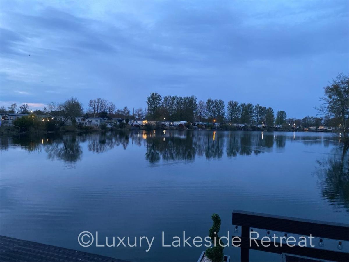 Lakeside Retreat With Hot Tub & Fishing Peg At Tattershall Lakes Country Park Hotel Exterior foto