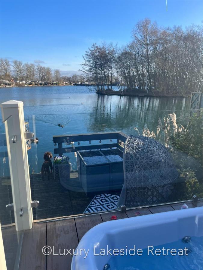 Lakeside Retreat With Hot Tub & Fishing Peg At Tattershall Lakes Country Park Hotel Exterior foto